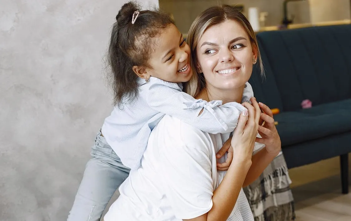 Language Nanny leyendo con una niña
